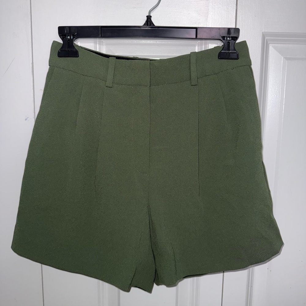 Aritzia Babaton Pleated 5” Short / Trouser Short in Green Size 2 / 25
